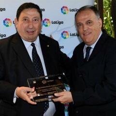 LaLiga homenajea a Arminio por sus 25 años en el arbitraje