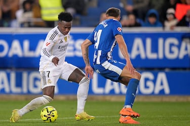 El jugador brasileño del Real Madrid cayó dentro del área tras notar un contacto del defensor del Alavés, Tenaglia. El VAR dictaminó que no hay nada punible en esa acción de Vinicius.