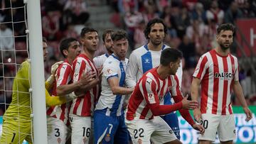 Momento del partido de ida del playoff de ascenso a LaLiga EA Sports entre Sporting y Espanyol.