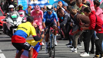 El ciclista colombiano Nairo Quintana con el esloveno Tadej Pogacar detrás.