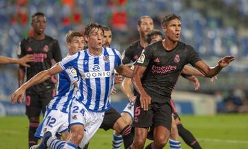 Robin Le Normand y Raphael Varane.