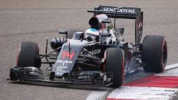 Fernando Alonso con el McLaren durante la calificación del GP de China.