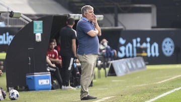 El entrenador On&eacute;simo S&aacute;nchez, durante un partido del Celta B en Bala&iacute;dos. 