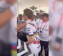 Pogi consuela a Molano tras su caída en el UAE Tour