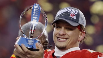 Patrick Mahomes carga el trofeo Lamar Hunt en 2020