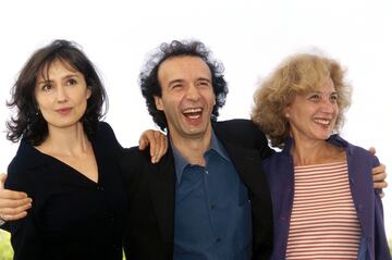 Nicoletta Braschi, Roberto Benigni y Marisa Paredes durante el posado de "La Vita E Bella" en el Festival de Cine de Cannes en 1998. 