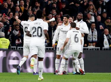 Los jugadores del Real Madrid celebran con Marco Asensio el 1-0.