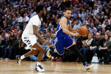 Stephen Curry y Will Barton.