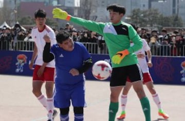 Maradona y Pablo Aimar jugaron un partido de futbol 5 con jóvenes coreanos para promocionar el sorteo del Mundial sub20. Maradona se convirtió en el protagonista y hasta en un momento del partido intento repetir la jugada de la mano de Dios, pero en esta ocasión no fue gol