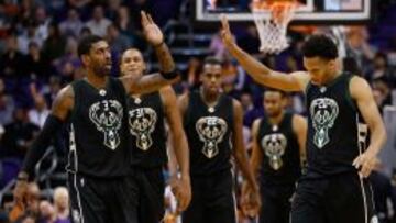 Los jugadores de los Bucks festejan el triunfo.