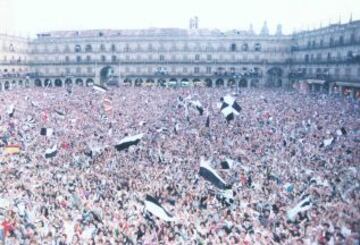 Aficionados del Salamanca abarrotan la Plaza Mayor para celebrar el ascenso de "La Uni¨®n" a primera divisi¨®n en la temporada 96/97.