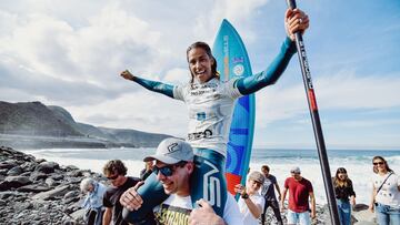 Iballa Ruano sale a hombros del agua en la Gran Canaria PRO-AM 2019, con la tabla de SUP detr&aacute;s y el remo en la mano. 