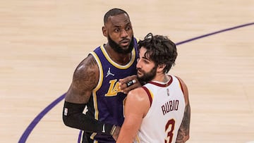 LeBron James y Ricky Rubio durante el partido entre Los Angeles Lakers y Cleveland Cavaliers.