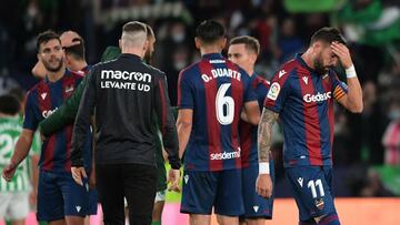 Levante&#039;s Spanish midfielder Jose Luis Morales (R) reacts at the end of the Spanish league football match between Levante UD and Real Betis at the Ciutat de Valencia stadium in Valencia on February 13, 2022. (Photo by JOSE JORDAN / AFP)