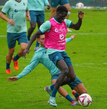 Maguette Gueye se quedó sin minutos en Oviedo y espera debutar esta noche con el Racing.