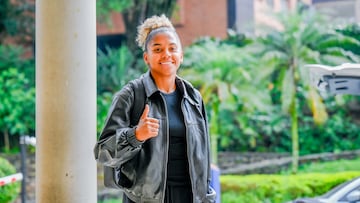 Jorelyn Carabalí llegando a la concentración de la Selección Colombia de cara al inicio de la Liga de Naciones Femenina de la Conmebol.
