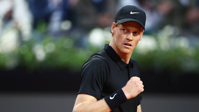 Un bendecido Sinner aplasta a Ruud para llegar a semifinales