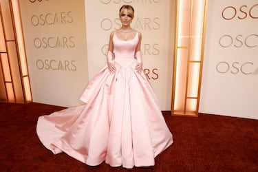 Mckenna Grace posa en la alfombra roja del Dolby Theatre.