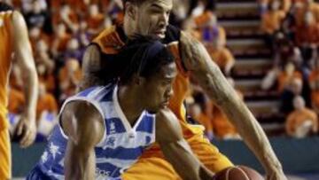 El base del Lagun Aro Morris Finley (i) controla el balón ante la defensa del escolta dominicano del Mad Croc Fuenlabrada James Feldeine (d), durante el partido correspondiente a la vigésimo cuarta jornada de Liga ACB que ambos equipos dispuraron en el Polideportivo Fernando Martín de Fuenlabrada.