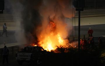 El monoplaza del piloto franc¨¦s se ha incendiado tras un fuerte impacto en la curva tres del Gran Premio de Bahr¨¦in. Romain Grosjean sali¨® por su propio pie del monoplaza. El accidente lleg¨® tras un cambio de direcci¨®n del piloto de Haas, en el que se ha tocado con el Alpha Tauri de Kvyat.