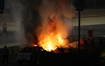 El monoplaza del piloto francés se ha incendiado tras un fuerte impacto en la curva tres del Gran Premio de Bahréin. Romain Grosjean salió por su propio pie del monoplaza. El accidente llegó tras un cambio de dirección del piloto de Haas, en el que se ha tocado con el Alpha Tauri de Kvyat.