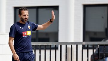GRAFCVA2360. PATERNA (VALENCIA), 22/08/2024.- El entrenador del Valencia, Rubén Baraja, saluda a algunso aficionados camino de la rueda de prensa previa al partido que su equipo disputa este viernes en Vigo ante el Celta. EFE/Biel Aliño