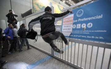 Una huelga de los empleados del sistema de metro de Sao Paulo agravó este jueves el caos de tránsito. El Movimiento de Trabajadores Sin Casa marchó hacia el estadio de la inauguración.