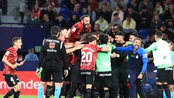 VALENCIA, 06/11/2022.- Los jugadores del Mallorca celebran el segundo gol ante el Villarreal, durante el partido de Liga en Primera División que disputan este domingo en el estadio Ciutat de Valencia. EFE/Domenech Castelló