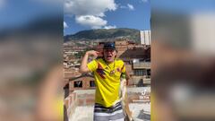 El video viral en TikTok de este creativo colombiano al cambiar la letra del "himno" sensacióin de argentina.