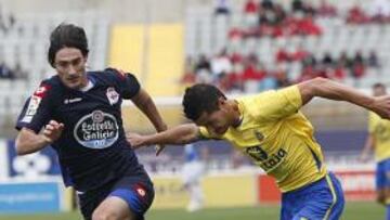 <b>MUY IGUALADO. </b>Vitolo intenta sobrepasar a Colotto, el defensa más seguro de los coruñeses, en uno de los ataques del Las Palmas.