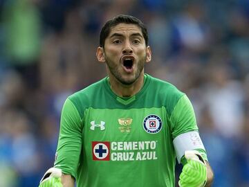 Jes&uacute;s Corona celebrando un gol con Cruz Azul ante Morelia en la jornada 16 del Clausura 2018.