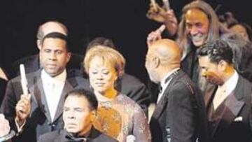 <b>UNA LLAMA VIVA. </b>Ali y su esposa Lonnie vivieron emocionados la gala de apertura el pasado mes. Actores, cantantes, políticos y boxeadores (a la izda. Holyfield) le arroparon.