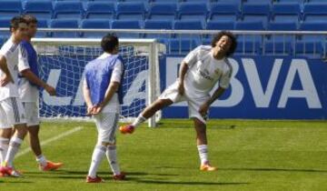 Marcelo, Pepe, Jesé, Morata, Isco, Varane, Xabi Alonso, y Diego López dieron un clinic a algunos aficionados que pudieron pisar el césped del Bernabéu.