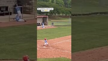 El hilarante out de este niño que bateó un elevado y la pelota le cayó en la cabeza