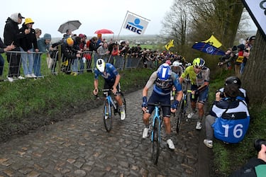 El ciclista español Iván García Cortina y el belga Dylan Teuns durante la carrera de hoy. 