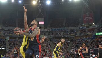 Poirier trata de anotar durante el cuarto partido entre el Baskonia y el Fenerbah&ccedil;e de los cuartos de la Euroliga.