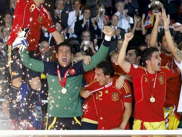 Celebración al recibir el trofeo de la Eurocopa 2008 Homenaje de Palop a Arconada al vestir la camiseta que éste lució en la final Eurocopa de 1984.