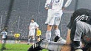 <b>DESOLADOS. </b>Los jugadores del Bayern, con Rensing en primer plano, vieron como el Aachen le goleaba en la Copa alemana.