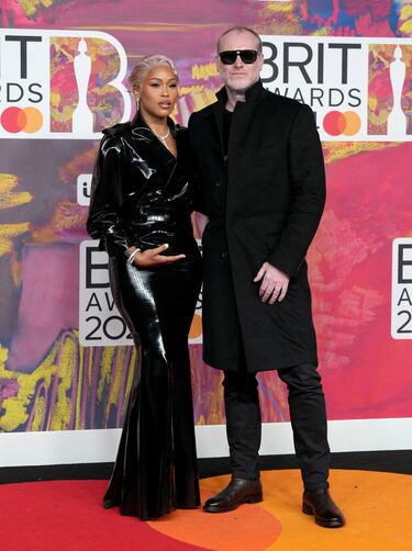 Eve y Maximillion Cooper posan en la alfombra roja. 