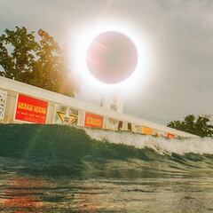 Dylan Graves surfeó durante el eclipse solar total