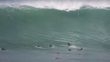 Una ola gigante a punto de barrer a varios surfistas en Coxos (Ericeira, Portugal), en febrero del 2022. 