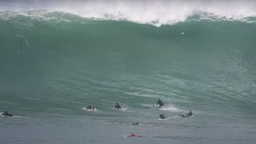 Una ola gigante a punto de barrer a varios surfistas en Coxos (Ericeira, Portugal), en febrero del 2022. 