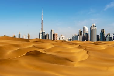En pleno desierto árabe, Dubái pasó de ser una aldea pesquera a una metrópolis futurista. Sus rascacielos desafían la aridez y simbolizan el poder del ingenio humano frente a la naturaleza.