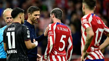 El tolosarra consolando a varios jugadores rojiblancos tras la eliminación de estos últimos.