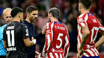 El tolosarra consolando a varios jugadores rojiblancos tras la eliminación de estos últimos.