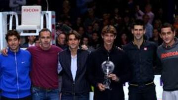 <b>BIEN ARROPADO. </b>Marc López, Corretja, David Ferrer, Juan Carlos Ferrero, Djokovic, Almagro y Granollers. El equipo español de Copa Davis y el número uno estuvieron en el homenaje a Ferrero.