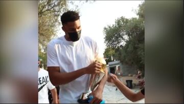 Giannis presume en Grecia su trofeo de MVP de las finales