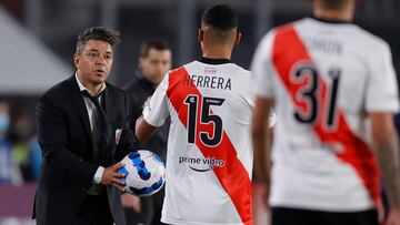 AMDEP9458. BUENOS AIRES (ARGENTINA), 13/04/2022.- El entrenador de River Marcelo Gallardo pasa el balón hoy, en un partido de la Copa Libertadores entre River Plate y Fortaleza en el estadio Monumental en Buenos Aires (Argentina). EFE/Juan Ignacio Roncoroni