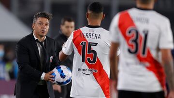 AMDEP9458. BUENOS AIRES (ARGENTINA), 13/04/2022.- El entrenador de River Marcelo Gallardo pasa el balón hoy, en un partido de la Copa Libertadores entre River Plate y Fortaleza en el estadio Monumental en Buenos Aires (Argentina). EFE/Juan Ignacio Roncoroni
