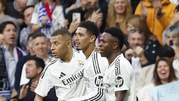 Bellingham, Mbappé y Vinicius celebran un gol durante el partido contra Osasuna.